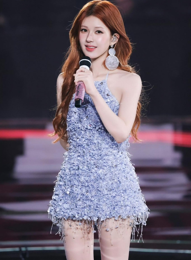 Ngoại lệ showbiz: "Thánh nữ sold out" mặc gì cũng hot, Trung Quốc 1,4 tỷ dân không ai làm lại- Ảnh 1.