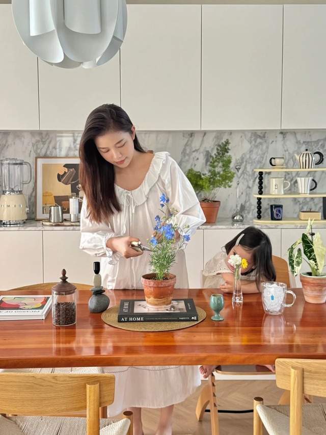 23 tháng Chạp này, mẹ không đốt vàng mã, mà dạy con "thả" những điều thiện lành để ông Táo mang về trời- Ảnh 2.