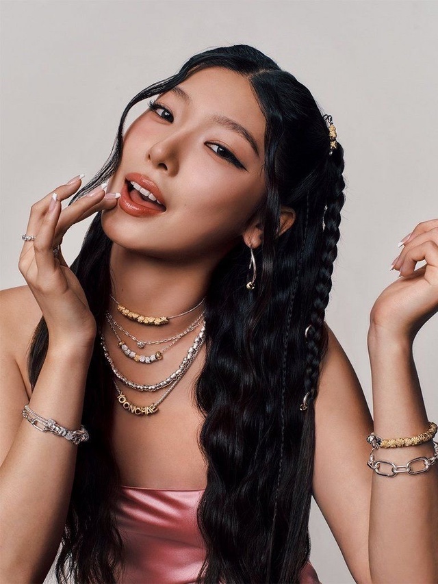 Mỹ nhân trẻ tuổi nhất Kbiz được đề đề cử tại Grammy: 7 giây xuất hiện cũng đủ viral khắp cõi mạng - Ảnh 3.