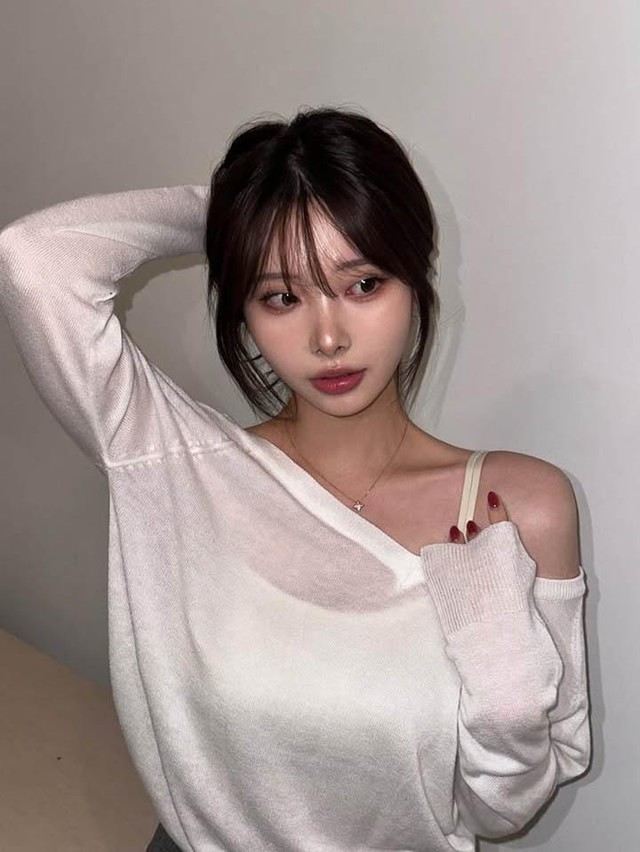 Hot girl diện áo trễ vai "hững hờ" đúng chuẩn nàng thơ khiến fan xao xuyến- Ảnh 1. Hot girl diện áo trễ vai