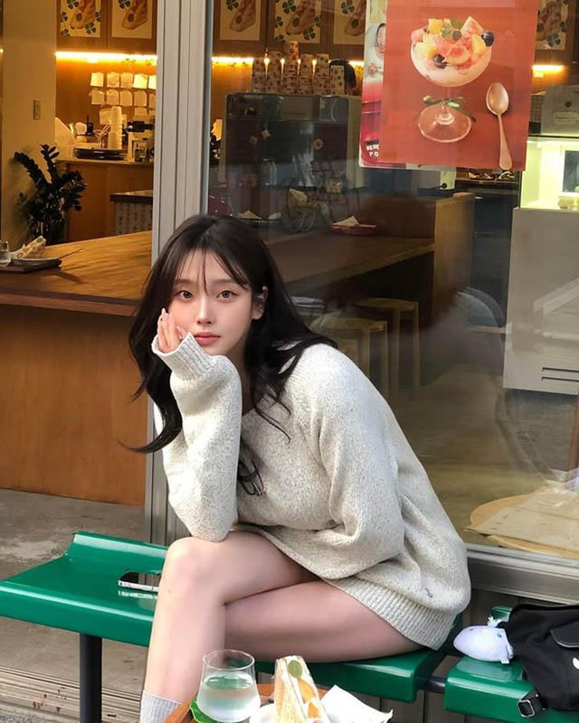 Hot girl diện áo trễ vai "hững hờ" đúng chuẩn nàng thơ khiến fan xao xuyến- Ảnh 5. Hot girl diện áo trễ vai