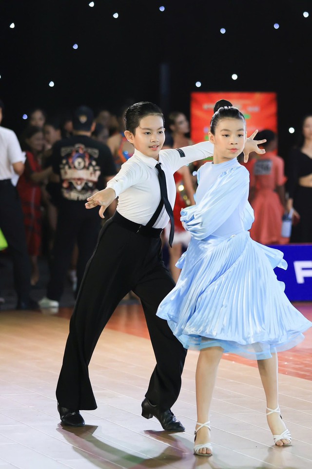 Quý tử "cực phẩm" nhà Phan Hiển: Thần thái chuẩn soái ca, bảng thành tích vượt xa ông bố nổi tiếng mới gâu choáng  - Ảnh 2.