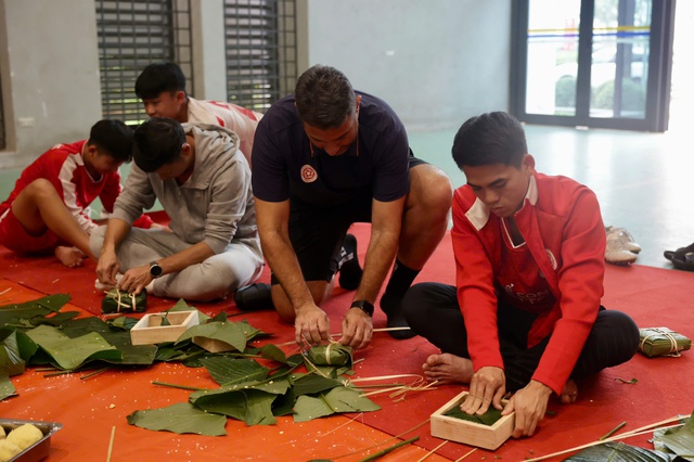 Khuất Văn Khang trổ tài gói bánh chưng - Ảnh 3.