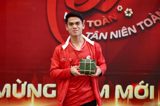 Khuất Văn Khang trổ tài gói bánh chưng - Ảnh 1.