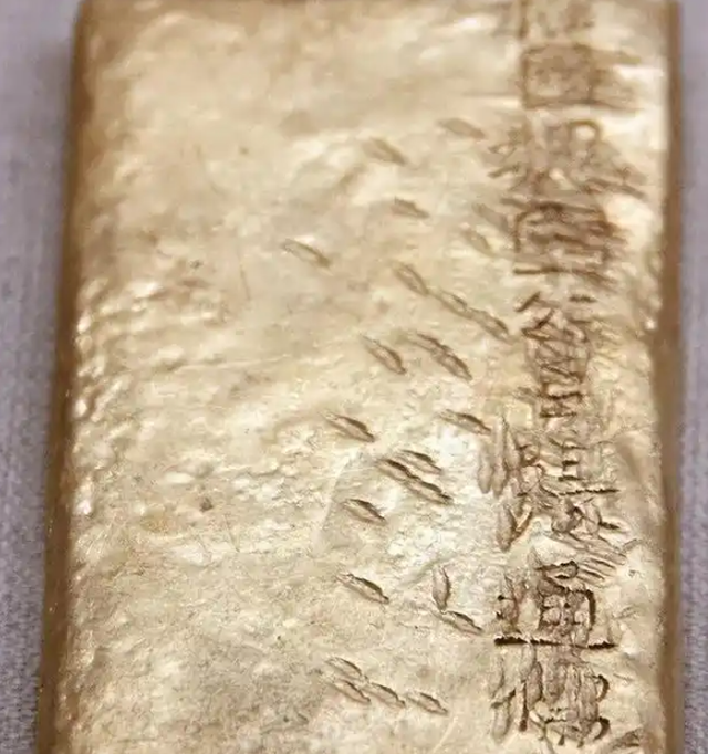 Đào được 35 kg vàng, người đàn ông mang 1 thỏi đi bán, nhân viên ngân hàng xem xong lập tức báo công an - Ảnh 2.