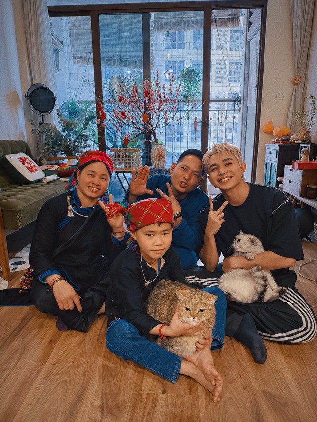 Gia đình chị Thông hội ngộ Jun Phạm nhưng sao lại thiếu bé Thư?  - Ảnh 1.