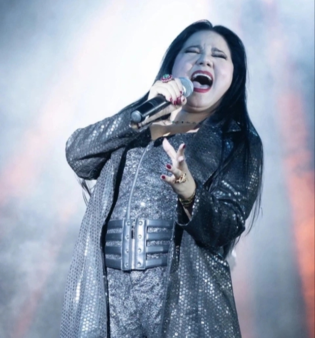 Cát-xê trăm triệu trong Vbiz không thiếu nhưng để dùng dao chặt cả khối vàng thì chỉ có một người - Ảnh 6.