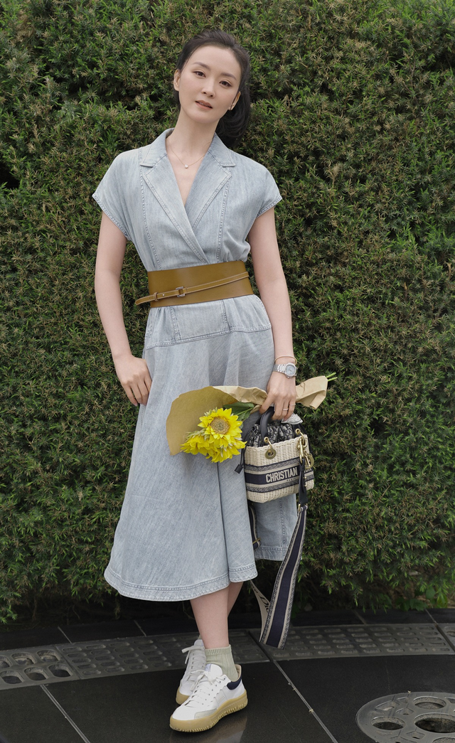 Mỹ nhân Hoàn Châu Cách Cách quỳ xuống rửa chân cho mẹ chồng quý tộc, nai lưng trả nợ 4.000 tỷ cho chồng đại gia- Ảnh 7.