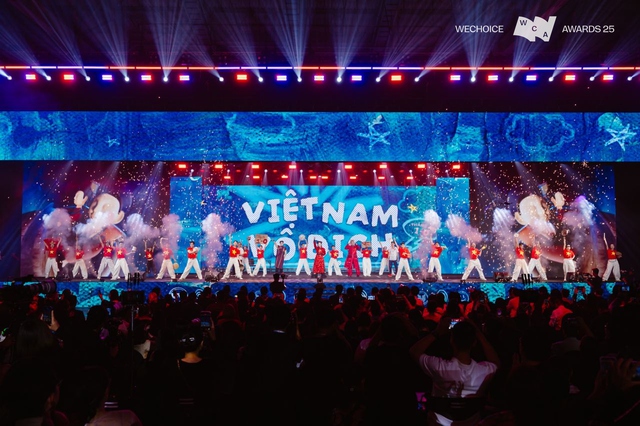 BLV Tạ Biên Cương làm thơ tại WeChoice Awards: "Khoảnh khắc tạc vào núi sông" của Đình Bắc sống lại đầy kiêu hãnh - Ảnh 3.