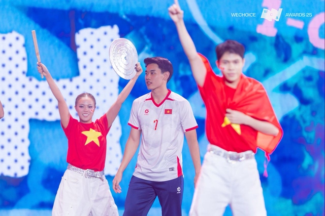 BLV Tạ Biên Cương làm thơ tại WeChoice Awards: "Khoảnh khắc tạc vào núi sông" của Đình Bắc sống lại đầy kiêu hãnh - Ảnh 5.