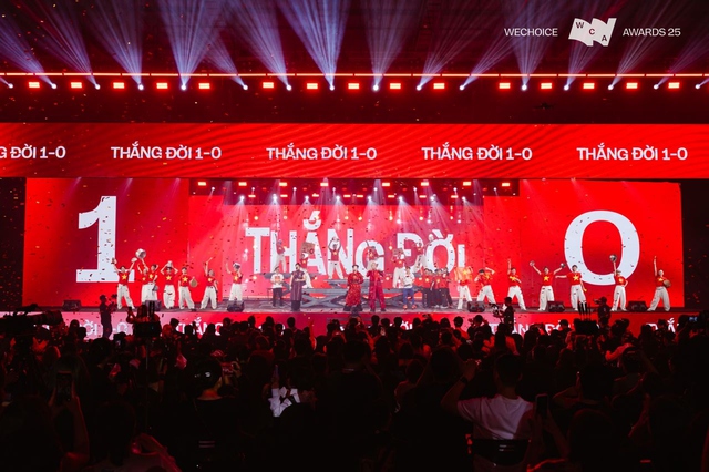 BLV Tạ Biên Cương làm thơ tại WeChoice Awards: "Khoảnh khắc tạc vào núi sông" của Đình Bắc sống lại đầy kiêu hãnh - Ảnh 4.