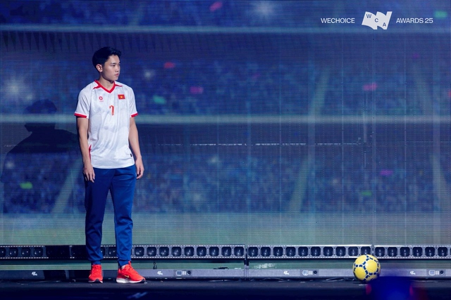 BLV Tạ Biên Cương làm thơ tại WeChoice Awards: "Khoảnh khắc tạc vào núi sông" của Đình Bắc sống lại đầy kiêu hãnh - Ảnh 2.