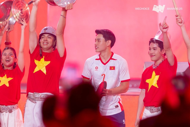 BLV Tạ Biên Cương làm thơ tại WeChoice Awards: "Khoảnh khắc tạc vào núi sông" của Đình Bắc sống lại đầy kiêu hãnh - Ảnh 6.