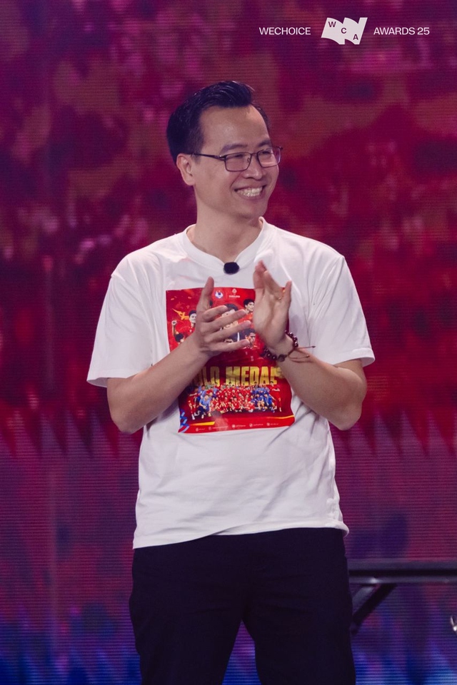 BLV Tạ Biên Cương làm thơ tại WeChoice Awards: "Khoảnh khắc tạc vào núi sông" của Đình Bắc sống lại đầy kiêu hãnh - Ảnh 1.