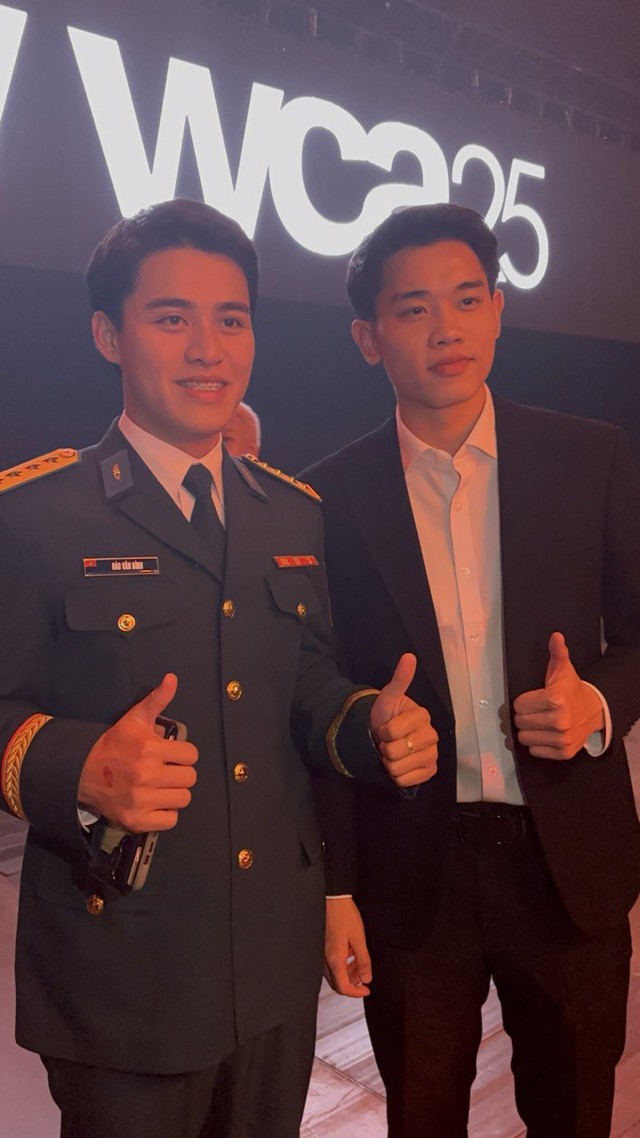 Gấp đôi visual: Đại uý Đào Văn Bình xin chụp ảnh cùng Đình Bắc, hotboy U23 Việt Nam cực hút fan tại WeChoice Awards 2025 - Ảnh 2.
