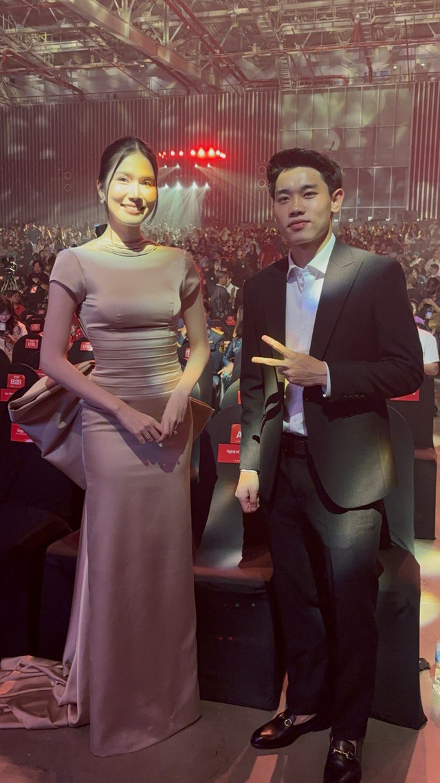 Gấp đôi visual: Đại uý Đào Văn Bình xin chụp ảnh cùng Đình Bắc, hotboy U23 Việt Nam cực hút fan tại WeChoice Awards 2025 - Ảnh 3.