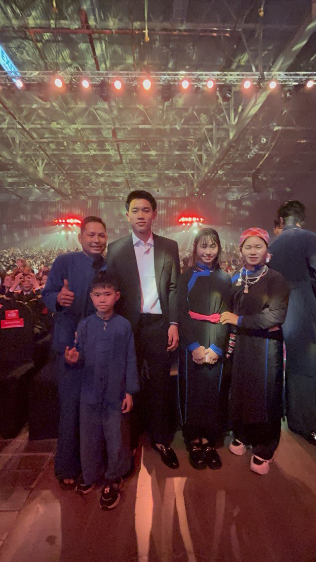 Gấp đôi visual: Đại uý Đào Văn Bình xin chụp ảnh cùng Đình Bắc, hotboy U23 Việt Nam cực hút fan tại WeChoice Awards 2025 - Ảnh 4.