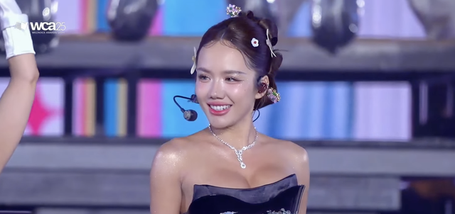 Phương Mỹ Chi và Phương Ly “bắt tay” chơi lớn, đưa WeChoice vào 2 không gian trên cùng 1 sân khấu  - Ảnh 3.