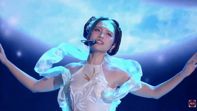 Phương Mỹ Chi và Phương Ly “bắt tay” chơi lớn, đưa WeChoice vào 2 không gian trên cùng 1 sân khấu  - Ảnh 1.