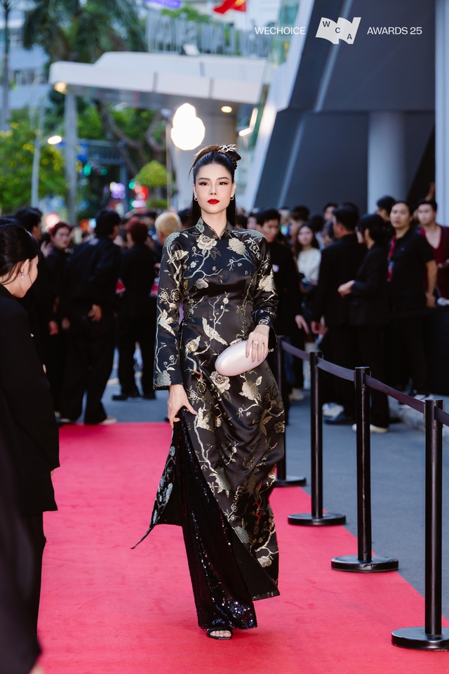 Kỳ Hân - vợ Mạc Hồng Quân khoe visual sáng phát sáng trên thảm đỏ WeChoice Awards, mẹ 2 con vóc dáng vẫn nuột nà  - Ảnh 1.