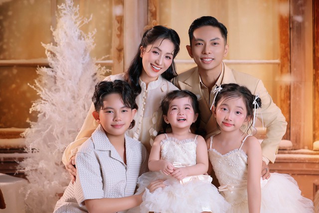 Không thể rời mắt khỏi Lisa nhà Khánh Thi-Phan Hiển lần đầu diễn sân khấu, xinh yêu quá mức, khí chất chuẩn "con nhà nòi" - Ảnh 7.