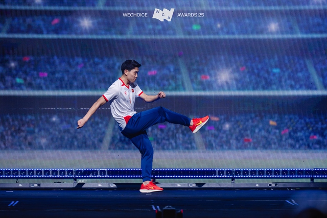 Đình Bắc "đi bão" ngay trên sân khấu WeChoice Awards, khiến cả Hoà Minzy cũng phải "quẩy móp chảo" vì Thắng đời 1-0  - Ảnh 4.