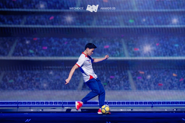 Đình Bắc "đi bão" ngay trên sân khấu WeChoice Awards, khiến cả Hoà Minzy cũng phải "quẩy móp chảo" vì Thắng đời 1-0  - Ảnh 5.