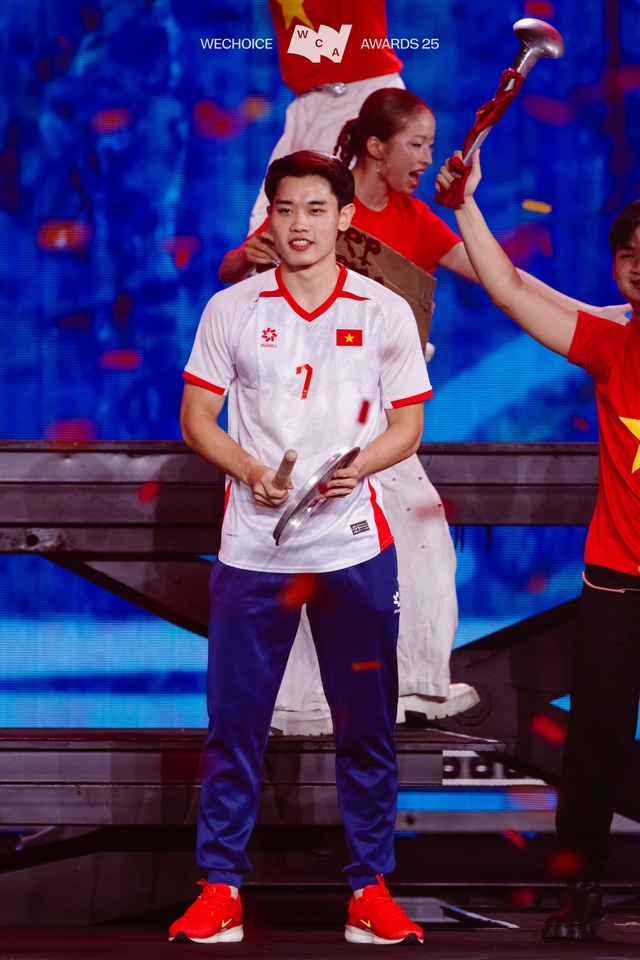 Đình Bắc "đi bão" ngay trên sân khấu WeChoice Awards, khiến cả Hoà Minzy cũng phải "quẩy móp chảo" vì Thắng đời 1-0  - Ảnh 1.