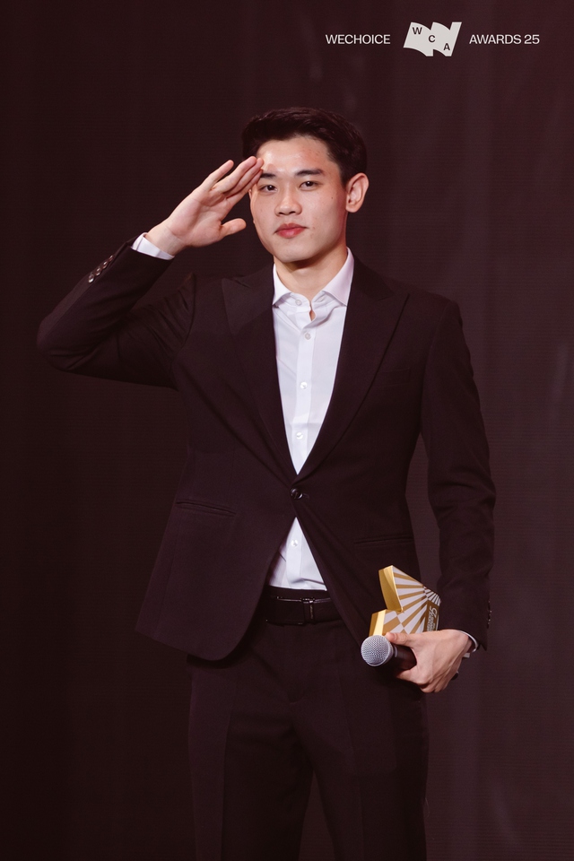 HLV Mai Đức Chung, cầu thủ Đình Bắc trở thành Top 10 Nhân vật truyền cảm hứng tại WeChoice Awards 2025 - Ảnh 1.