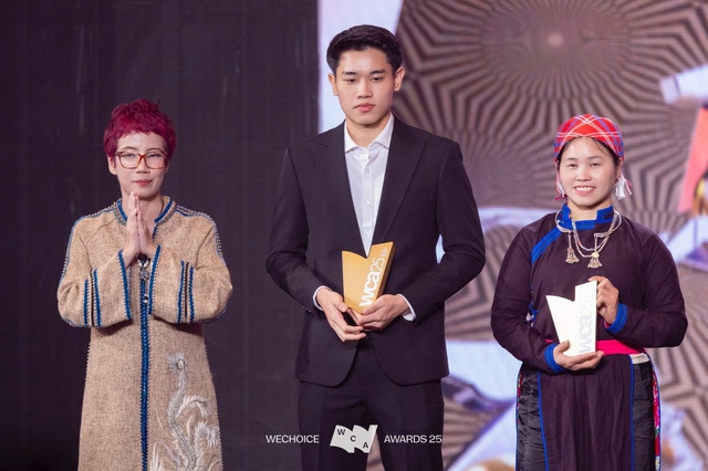 Đình Bắc tái hiện màn ăn mừng lịch sử tại WeChoice Awards, nói điều ý nghĩa khi lọt Top 10 Nhân vật truyền cảm hứng - Ảnh 2.