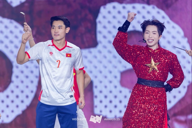 Đình Bắc chạy tới ôm Hoà Minzy, sao tình cảm thế! - Ảnh 3.