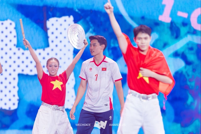 Đình Bắc chạy tới ôm Hoà Minzy, sao tình cảm thế! - Ảnh 4.