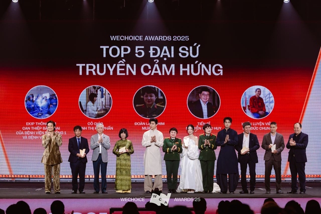 Con trai HLV Mai Đức Chung xúc động khi bố trở thành Đại sứ truyền cảm hứng WeChoice Awards 2025 - Ảnh 2.