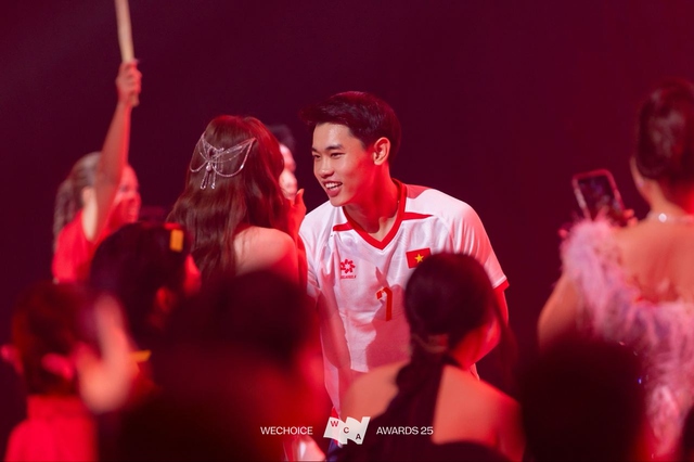 Đình Bắc chạy tới ôm Hoà Minzy, sao tình cảm thế! - Ảnh 2.