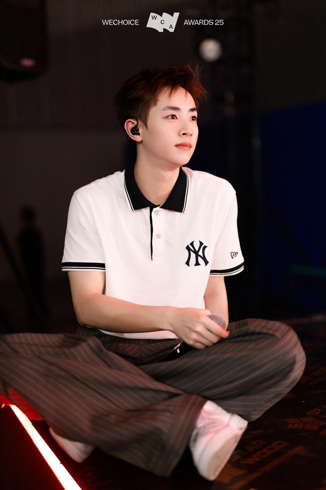 Trọn bộ visual của trai đẹp CONGB tại WeChoice Awards 2025: Chỉ 1 từ quá "PEAK"!- Ảnh 9.