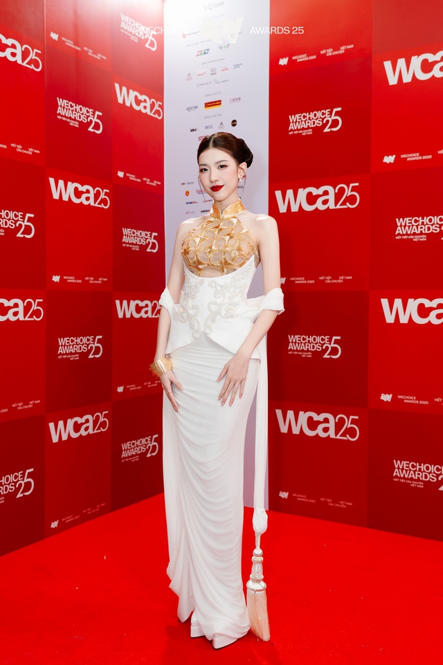 Tìm ra chủ nhân của outfit số 1 WeChoice 2025: Dàn sao nghĩ gì về đề bài mở, dresscode không màu sắc đầy "thách thức"?- Ảnh 1.