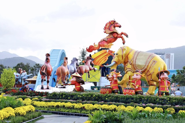 Xôn xao linh vật ngựa Tết đang trở thành ngôi sao chỉ vì "mặt cọc" và 1 thứ cầm trên tay- Ảnh 1.