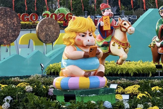 Xôn xao linh vật ngựa Tết đang trở thành ngôi sao chỉ vì "mặt cọc" và 1 thứ cầm trên tay- Ảnh 8.