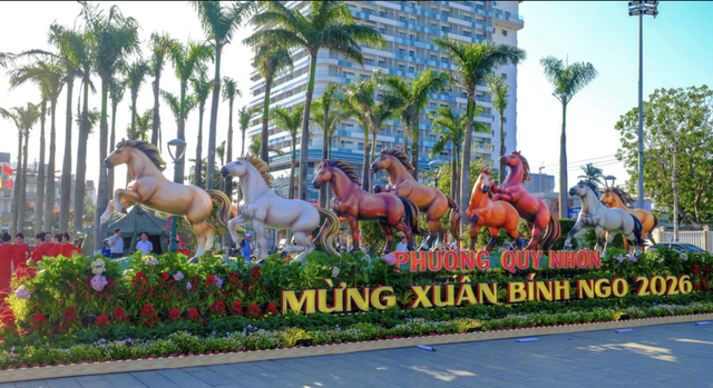 Xôn xao linh vật ngựa Tết đang trở thành ngôi sao chỉ vì "mặt cọc" và 1 thứ cầm trên tay- Ảnh 2.