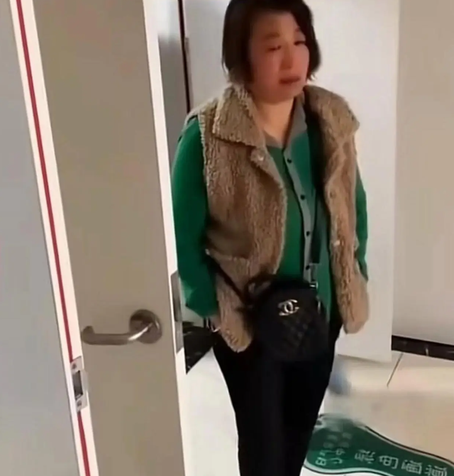 Hình ảnh đối lập đến chua xót ngoài phòng sinh: Mẹ chồng cười đợi cháu trai còn mẹ ruột lặng lẽ lau nước mắt- Ảnh 3.