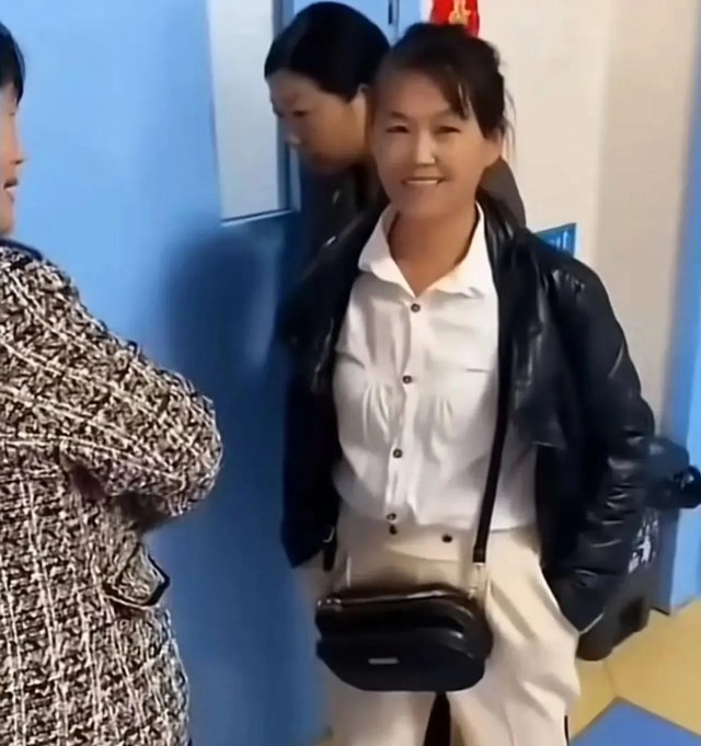 Hình ảnh đối lập đến chua xót ngoài phòng sinh: Mẹ chồng cười đợi cháu trai còn mẹ ruột lặng lẽ lau nước mắt- Ảnh 1.