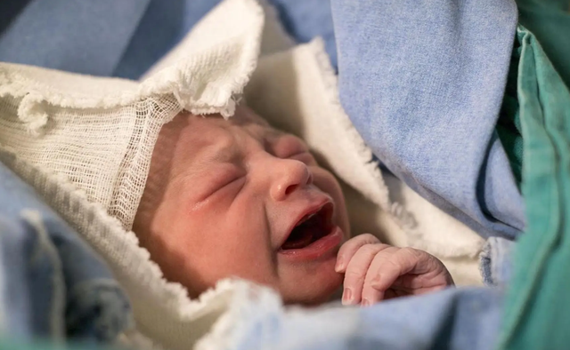 Em b&eacute; sơ sinh si&ecirc;u ngoan ngo&atilde;n g&acirc;y sốt mạng: B&aacute;c sĩ ra hiệu lệnh, b&eacute; 