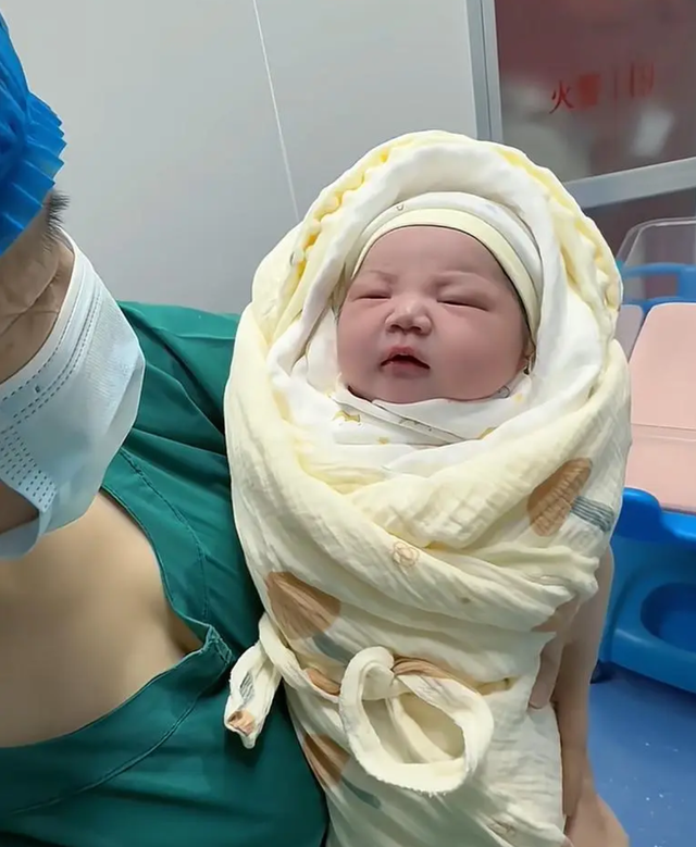 Em b&eacute; sơ sinh si&ecirc;u ngoan ngo&atilde;n g&acirc;y sốt mạng: B&aacute;c sĩ ra hiệu lệnh, b&eacute; 