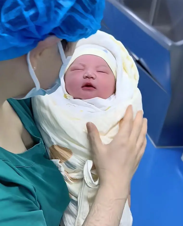 Em b&eacute; sơ sinh si&ecirc;u ngoan ngo&atilde;n g&acirc;y sốt mạng: B&aacute;c sĩ ra hiệu lệnh, b&eacute; 