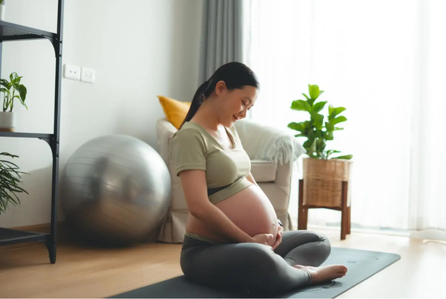 Em b&eacute; sơ sinh si&ecirc;u ngoan ngo&atilde;n g&acirc;y sốt mạng: B&aacute;c sĩ ra hiệu lệnh, b&eacute; 