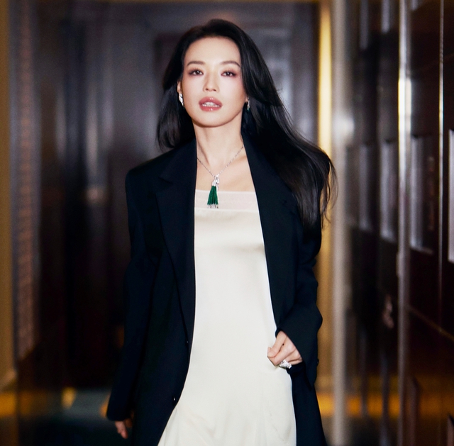 Chưa thấy ai U50 vẫn trẻ dã man thế này: 30 năm không già đi, kim cương dù bao nhiêu tuổi vẫn là kim cương- Ảnh 2.