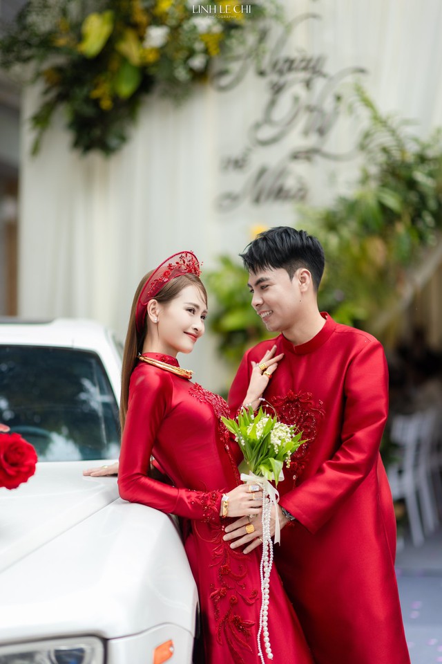 Ảnh nét căng: MC Mù Tạt đeo vàng nặng trĩu lên xe hoa cùng tuyển thủ Đức Huy,"nắn chồng" cực gắt ngay đêm tân hôn- Ảnh 5.