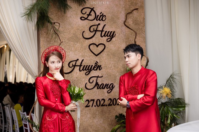 Ảnh nét căng: MC Mù Tạt đeo vàng nặng trĩu lên xe hoa cùng tuyển thủ Đức Huy,"nắn chồng" cực gắt ngay đêm tân hôn- Ảnh 2.