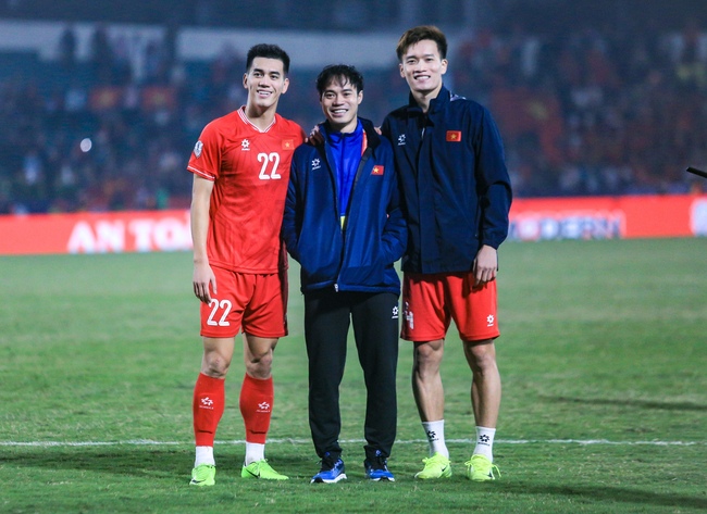 Xuân Son, Tiến Linh có hành động cực đẹp với cầu thủ Singapore: Xuất sắc lập công lại còn đáng yêu thế này đây!- Ảnh 7.