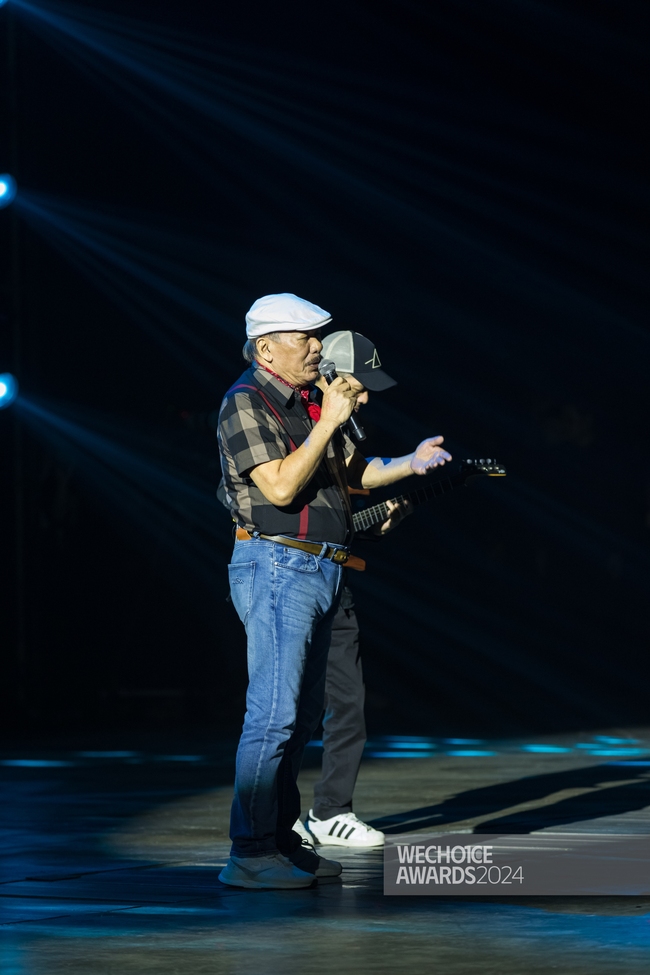 Khung hình “Trần gia” tại WeChoice cho thấy gia đình 3 thế hệ đứng chung sân khấu, ai cũng làm “chao đảo” nhạc Việt- Ảnh 7. Khung hình “Trần gia” tại WeChoice cho thấy gia đình 3 thế hệ đứng chung sân khấu, ai cũng làm “chao đảo” nhạc Việt- Ảnh 7.